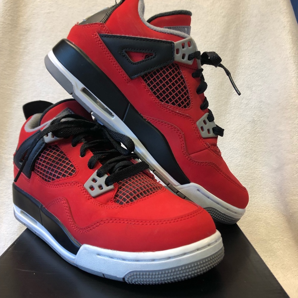 *SOLD* Air Jordan 4 Retro. Size 5Y/7 Womens